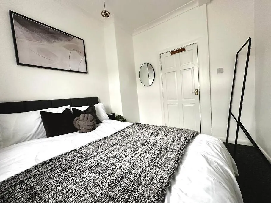 Apartment Serviced 4 Bed 2 Bath Manor Park House London